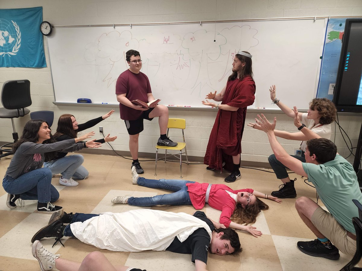 Living Renaissance Paintings in AP European History today!  #orsrocks <a href="/ORSchools/">Oak Ridge Schools</a> <a href="/ORHS_Wildcats/">Oak Ridge HS</a> Rome - Assumption of Mary, Milan - Miracle of the Fish, Urbino - Triumphant Federico da Montefeltro [2/2]