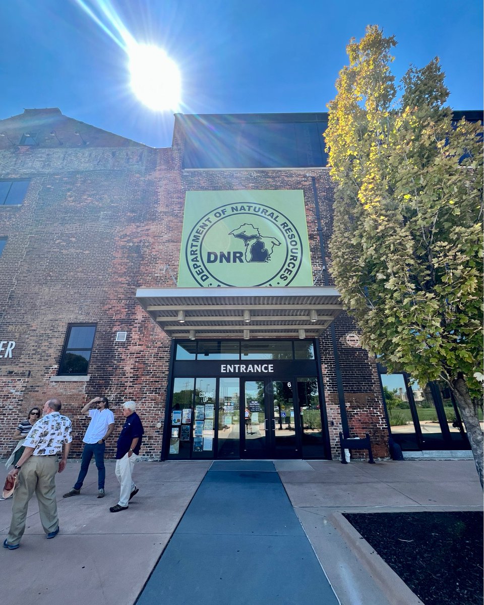 DetroitBus's tweet image. It’s another beautiful day to be alive. Doing another tour with the Michigan DNR to show our leaders the majesty of Belle Isle. It’s an honor to do this work together. 🙌