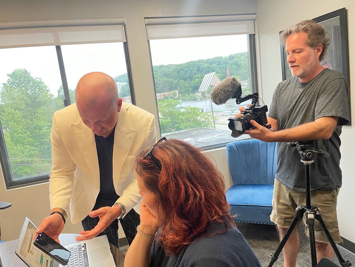 YaJagoff's tweet photo. Awesome that @davidalanstyle stopped in for last night’s #yajagoffonq show!!! Aaaand Yes!!!! You can assume that when you see John Craig of @fifthinfluence in the background that a video of the visit was being created!!
#pittsburgh #pittsburghfashion #davidalan #lovepgh https://t.co/VgNxejj3D7