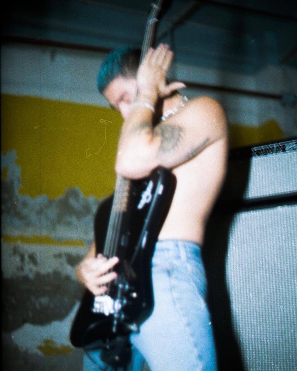 sydssvalntyne's tweet photo. I just think that calum hood https://t.co/yHXw8mS8dF