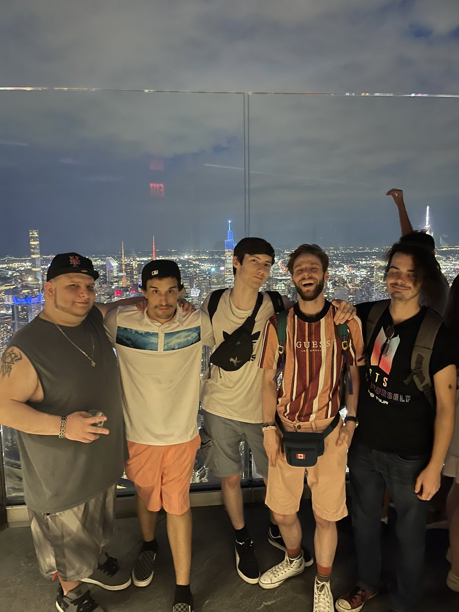 SimplyySith's tweet photo. After years in the making the boys from online had a meet up in NYC https://t.co/v60RasOxNB