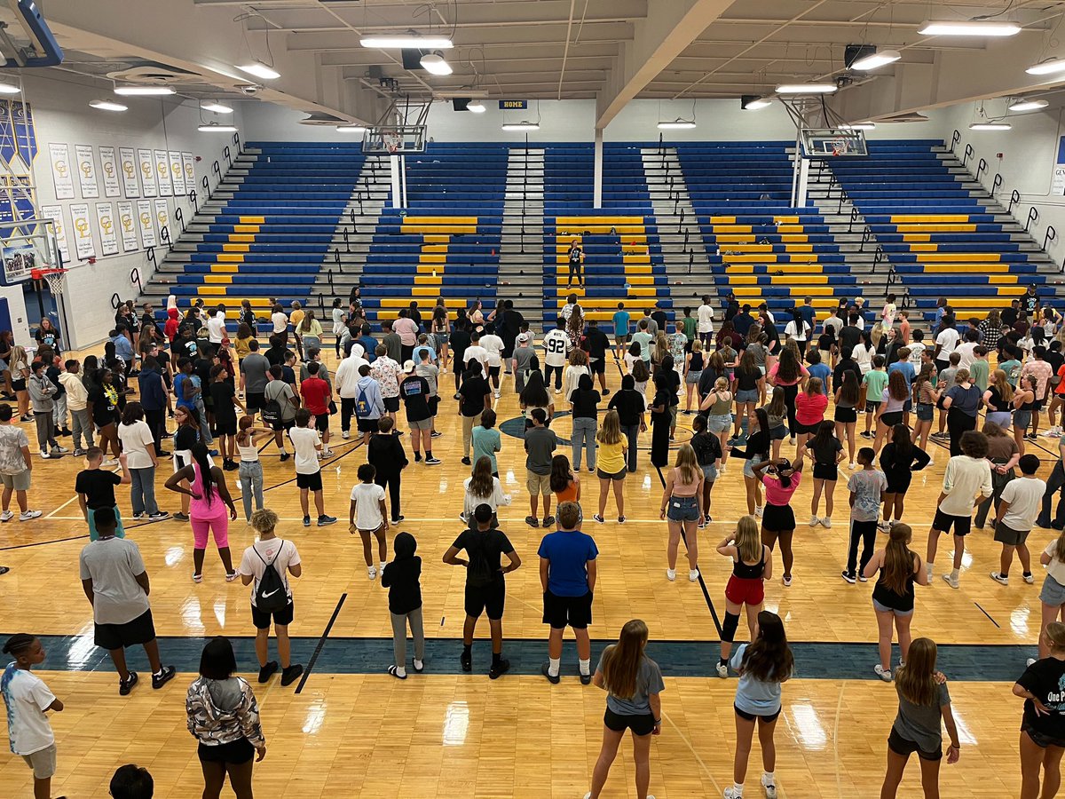 MsMackThompson's tweet photo. Today was a BIG day! Link Crew welcomed the class of 2026 today! I’m so proud of my Link Crew Leaders, and thankful for everyone else who helped make this day a success. @LinkCrew_GLHS @GLHSLions https://t.co/oC85nGjwhP