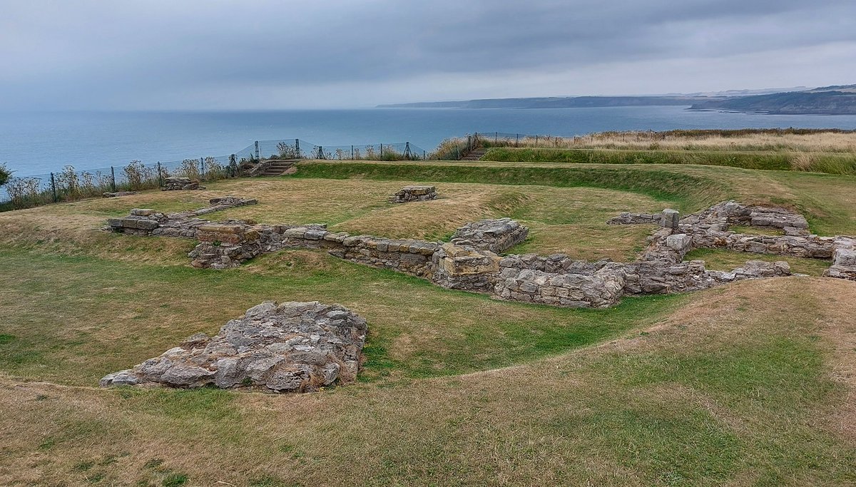 stelingard's tweet photo. The remains of a fourth century #Roman signal station at #Scarborough Castle. It is one of at least five along that stretch of coast, built to warn against raids. Excavated in the 1920s, it is slowly eroding into the sea. @EnglishHeritage #RomanSiteSaturday #RomanBritain https://t.co/43jBjfJ1Md