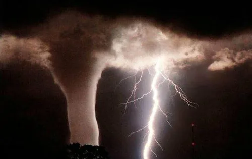 StarInBoxWx's tweet photo. I'm sure I wasn't the only one who was creeped out by this image when I was a younger kid.
#wxtwitter https://t.co/nIwpYCy9J4