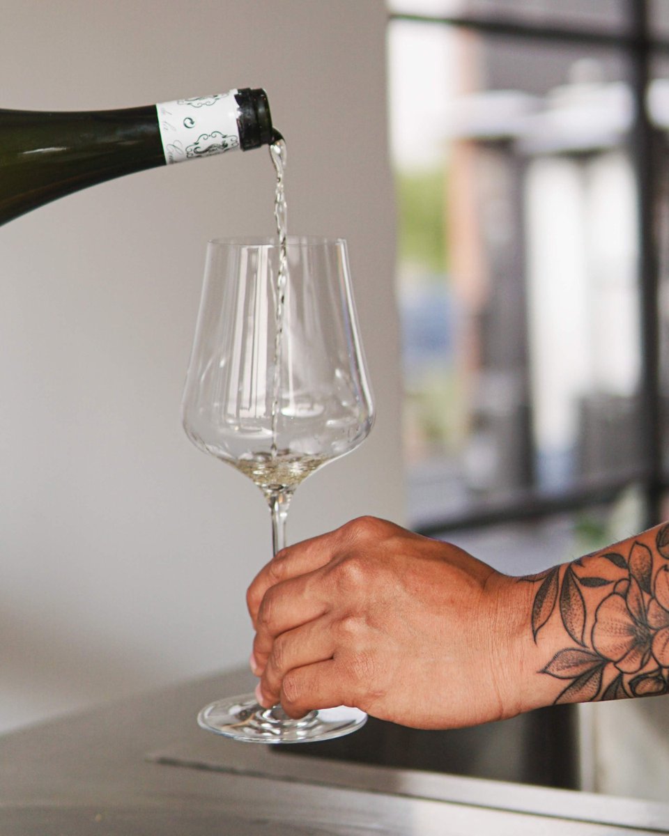 TENEMOS MÁS DE 300 ETIQUETAS PARA QUE DESCUBRAS TU PREFERIDA 🍷🍾

¿Querés recibir nuestra lista de precios completa? 
Dejanos tu número por mensaje privado 👇📲

Hacemos envíos a todo el país ✈️

#vino #vinotecasasociadas #argentina #envios #varietal #etiqueta #copa