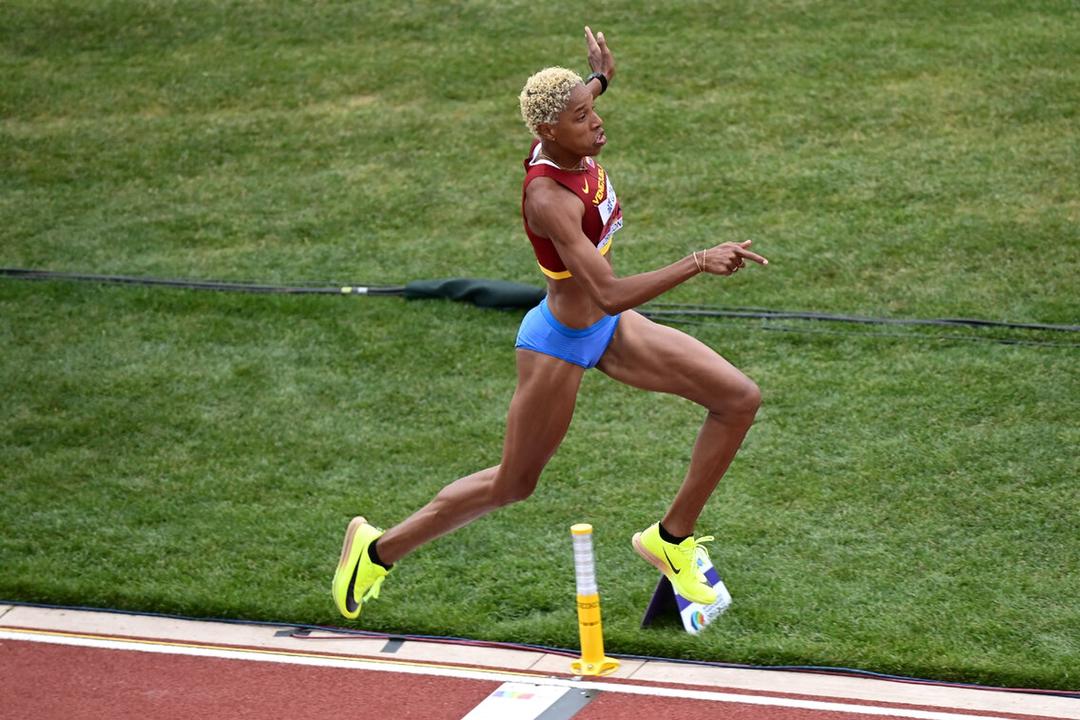 TeamRojas45's tweet photo. #DiamondLeague💎 ¡Vuela la reina! Yulimar Rojas se extiende hasta los 15.01 m en su quinto salto en #MonacoDL 🇲🇨.

Vamos Yuli!!! ✨

@Diamond_League

🏟 Stade Louis II
🏃‍♀️Triple Salto

#FlyYuliFly #VuelaYuliVuela https://t.co/FTrA2ty5R9