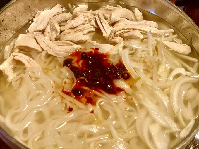 鶏出汁フォーうまい
蒸し鶏むしってちぎるのもいいよな 