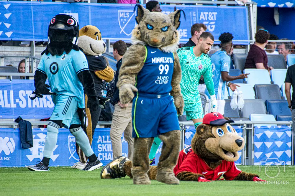 CurskiPics's tweet photo. If these Minnesota mascots make an album, I have the cover
@PK_MNUFC @GoldytheGopher @WolvesCrunch and @TC_00 at last night's @MLS All Star Skills Challenge
#mascots #albumcover #pkloon #goldygopher #crunchwolves #tcbear #mls #mlsallstarskillschallenge #allianzfield #pentax https://t.co/v8NkUUmkj9