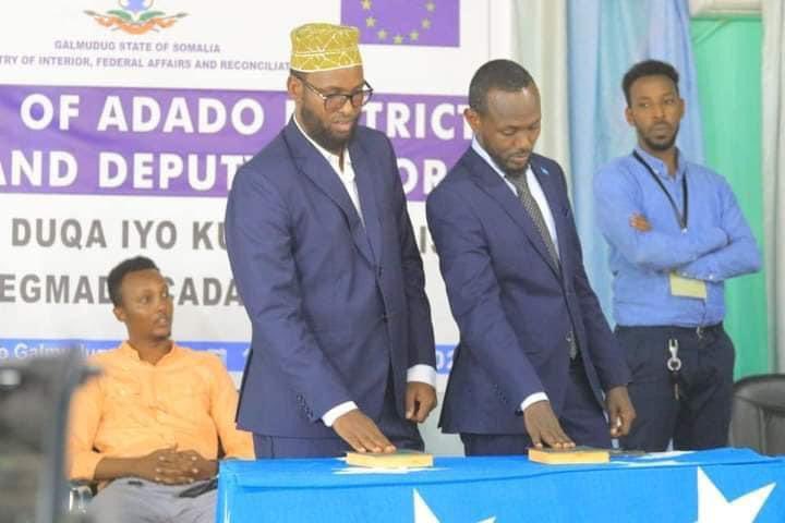 ThabitMhd's tweet photo. #Cadaado maanta taarikh ayay sameysay kadib doorashadii Golaha Deegaanka, Duqa Magaalada &amp; Ku-xigeenkiisa #DegmadaCadaado oo ay dadka soo doorteen.

Hambalyo dhamaan shacabka, wax-garadka, duubabka, DG GalMudug &amp; hay’addaha amniga oo kaalintooda si hufan, iskaashina leh u qaatay. https://t.co/9estYikhlq