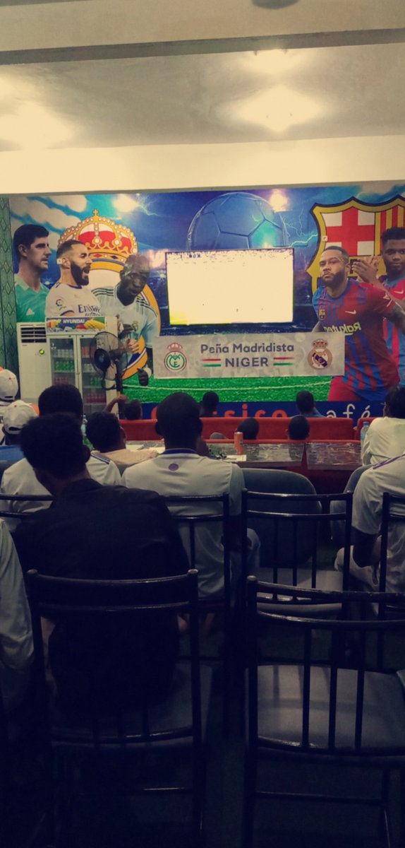 Donc y'a Club Madrista à #Niamey 🌝 les gars ils ont rempli <a href="/leclassicocafe/">Le Classico Café</a> 😅 avec banderole et maillots.