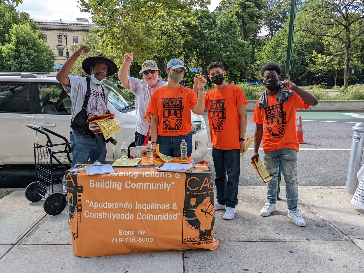 CASAbronx's tweet photo. CASA is out here at BX Housing Court letting tenants know about their #RightToCounsel &amp; recruiting for #EvictionFreeBronx campaign!!

If u r a tenant w/ an eviction case and you can't pay your back rent DON'T LEAVE STAY &amp; FIGHT!

DM or go to https://t.co/TueYLHT4rn to join us! https://t.co/XgNjL2tEgW