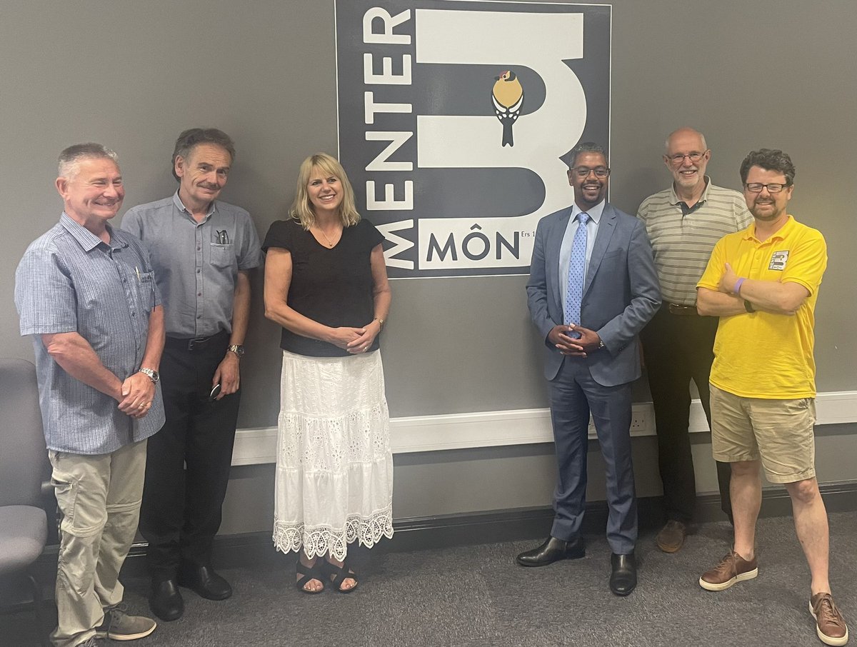 MenterMon's tweet photo. Roedd yn dda croesawu Gweinidog yr Economi, @vaughangething AS, i Menter Môn er mwyn rhoi diweddariad ar Morlais. Gyda caniatad wedi sicrhau a'r gwaith adeiladu wedi cychwyn, mae dal ati i sicrhau fod Cymru yn cyflawni ei botensial gyda ynni llanw. #ynysynni #cymru #llanw https://t.co/IvGBfe5gmj