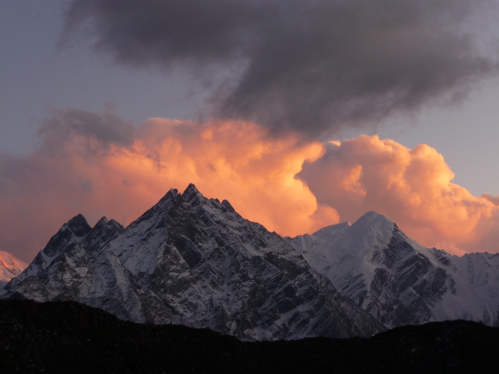 brianfurze's tweet photo. Sunset, Indian Himalayas. From Saini Karak
#LandcapesAndTravel #IndianHimalayas #Uttarakhand #LSTMountains
#trekking #mountains #LSTtrekking https://t.co/Qul2Hz2zfE
