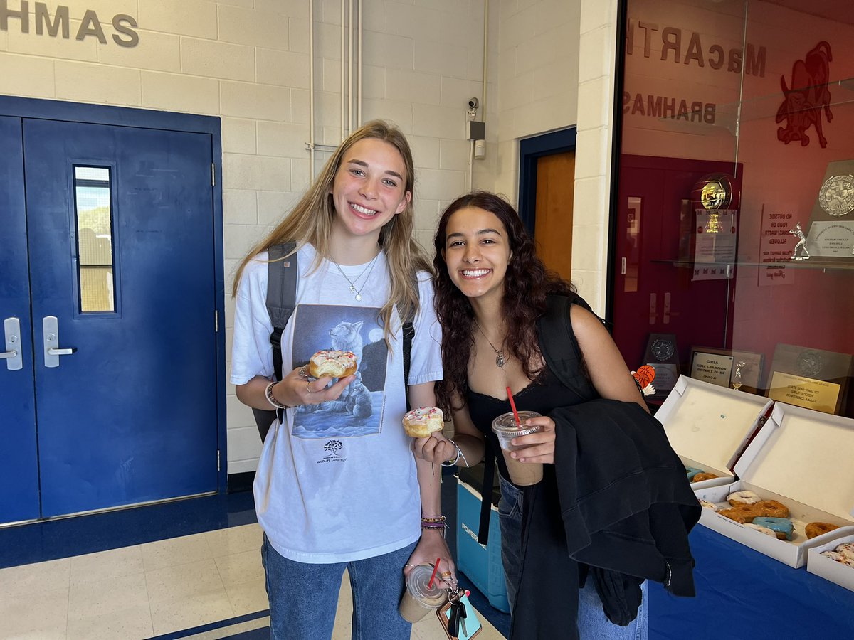 MacArthur_GB's tweet photo. FIRST DAY DONUTS! We are looking forward to a GREAT school year📚 and a GREAT basketball season🏀. You DONUT 🍩 want to miss out on what we are going to do l.#UsNotI #ShipleysDoesItBest @MacBrahmaSports @PrincipalHDZ @RealBrahmaPride https://t.co/5JiVEGG3Sg