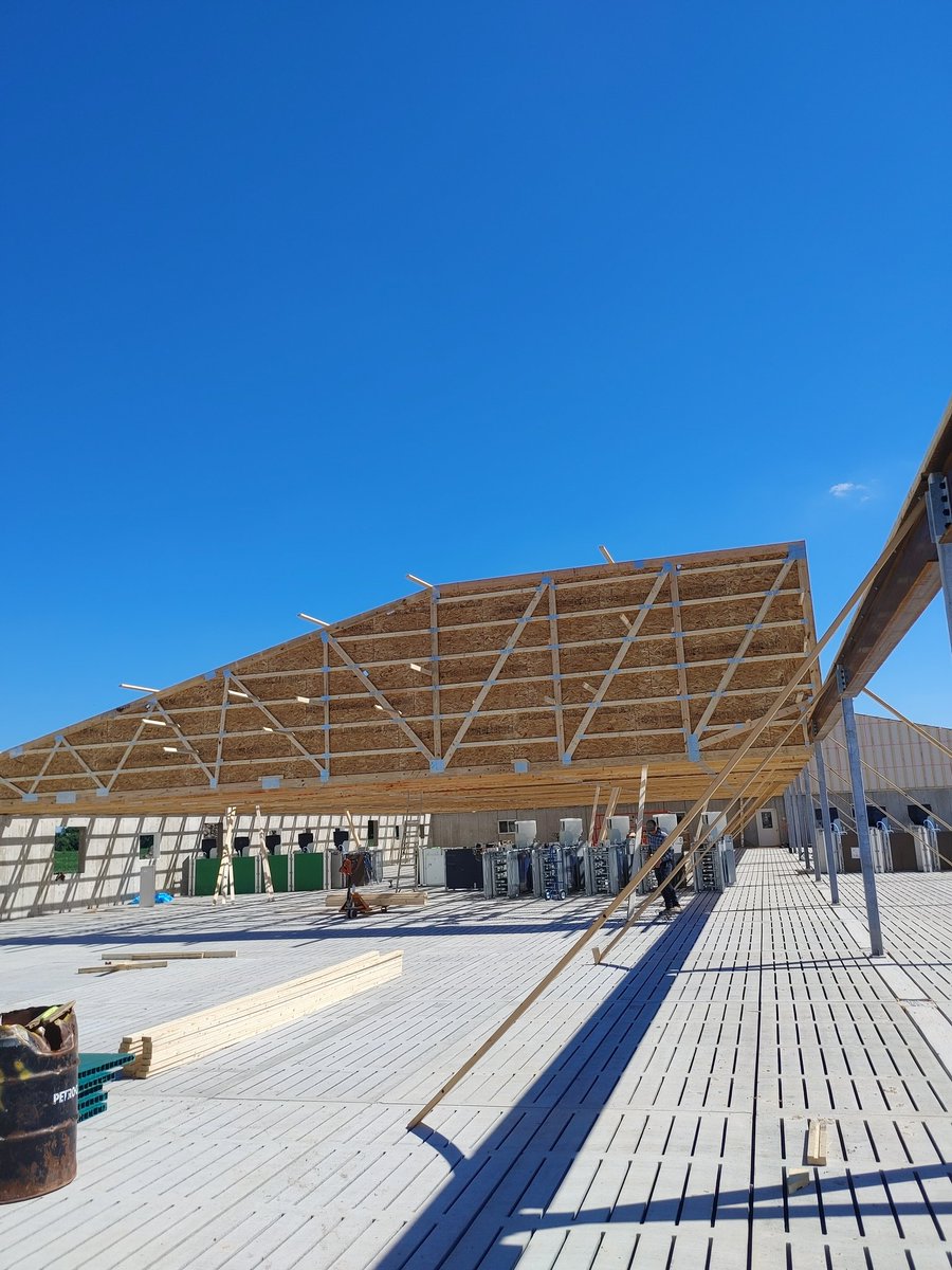 Good day in Greenway. Vandenbrink swinging trusses and Hope Family Pork boys installing Nedap equipment.