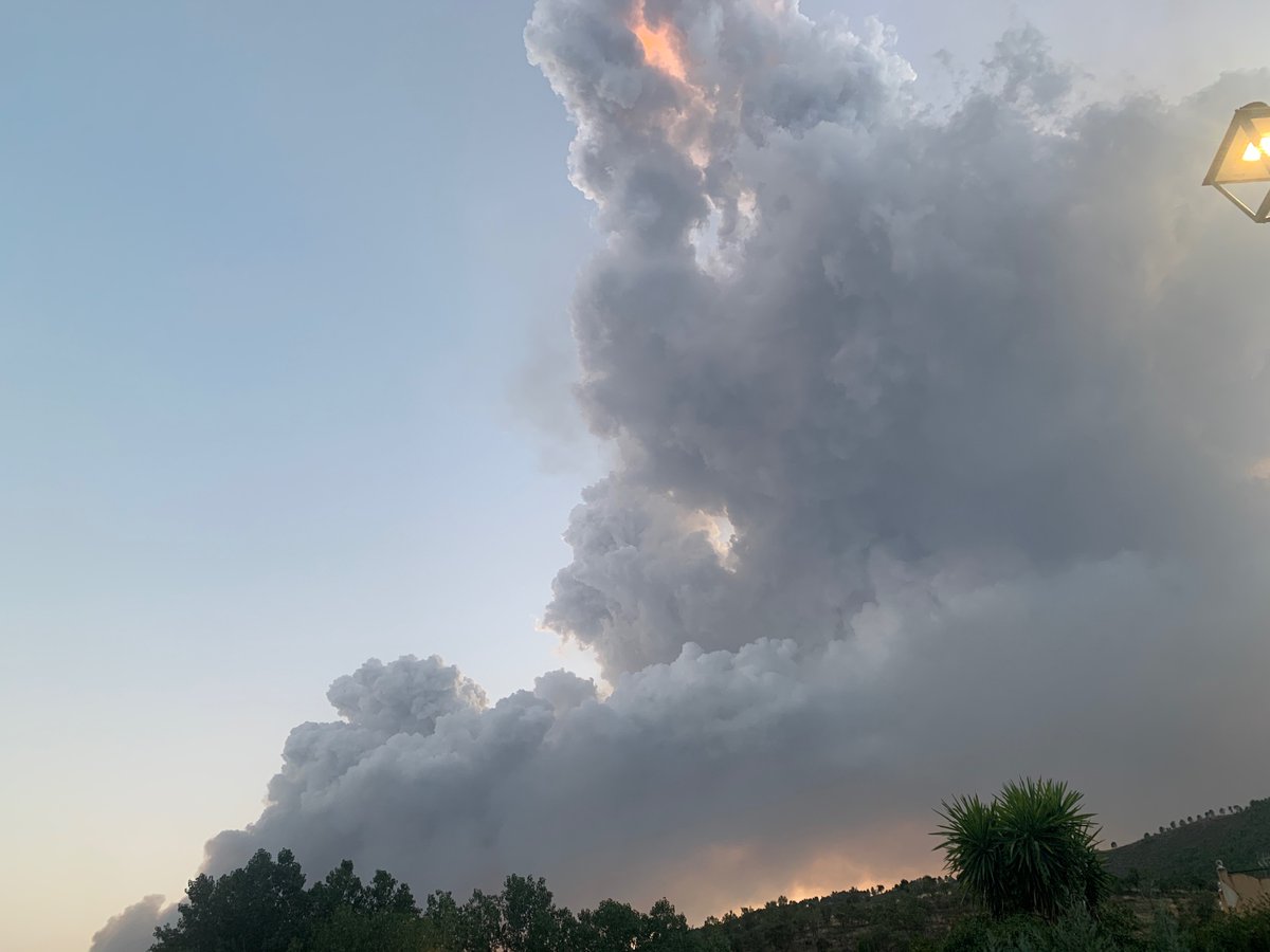 Así se ve desde Descargamaria el incendio en Torre de don Miguel que parece complicado controlar 🥹 #torre #incendio