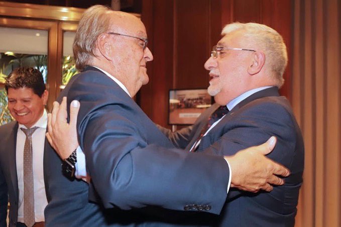 aer's tweet photo. González y Diab le solicitaron a De Mendiguren regularizar la importación de insumos para la producción https://t.co/qA482pUNpG #EsConLasPymes #AgendaFederalPyme🇦🇷 https://t.co/hY6y5gKApW