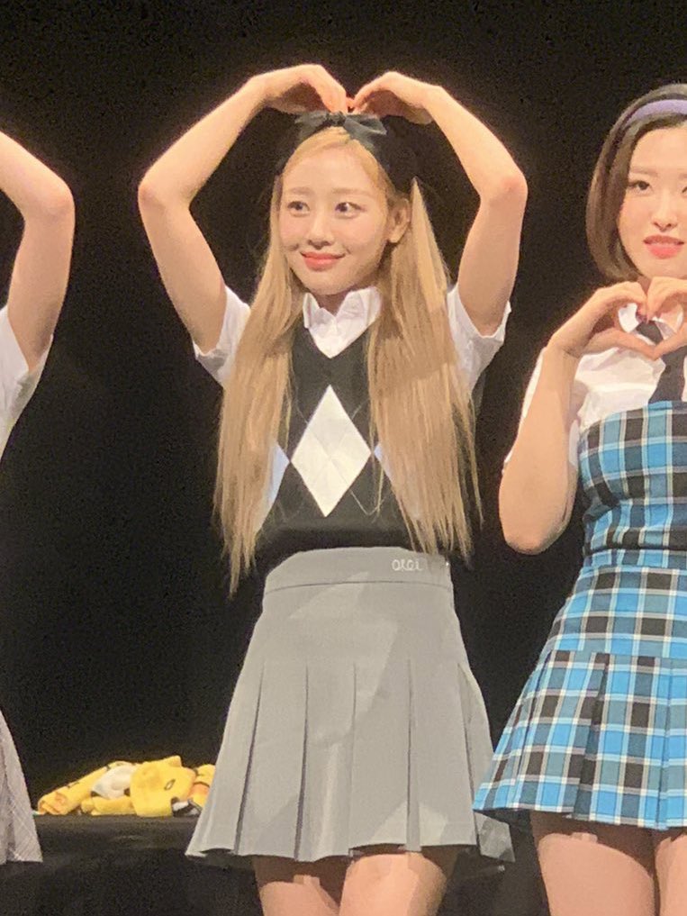 yvesIqs's tweet image. cutest #LOONAinChicago