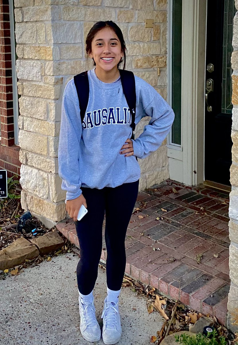LeaSalinas1994's tweet photo. My baby girl is off to 10th Grade @GrandOaksCISD! #firstdaypic https://t.co/Yc8qDHjc8b