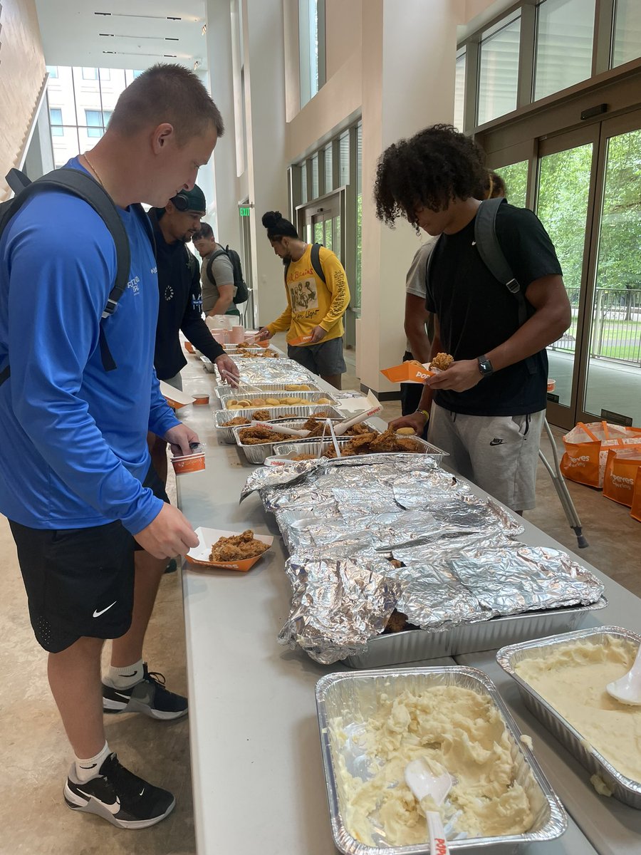 CoachBarnum69's tweet photo. Shipyard workers having lunch at the bayou. 1000 pieces of fried Chicken, red beans and rice, oughta sit nice @Popeyes https://t.co/mN0csk2VRe