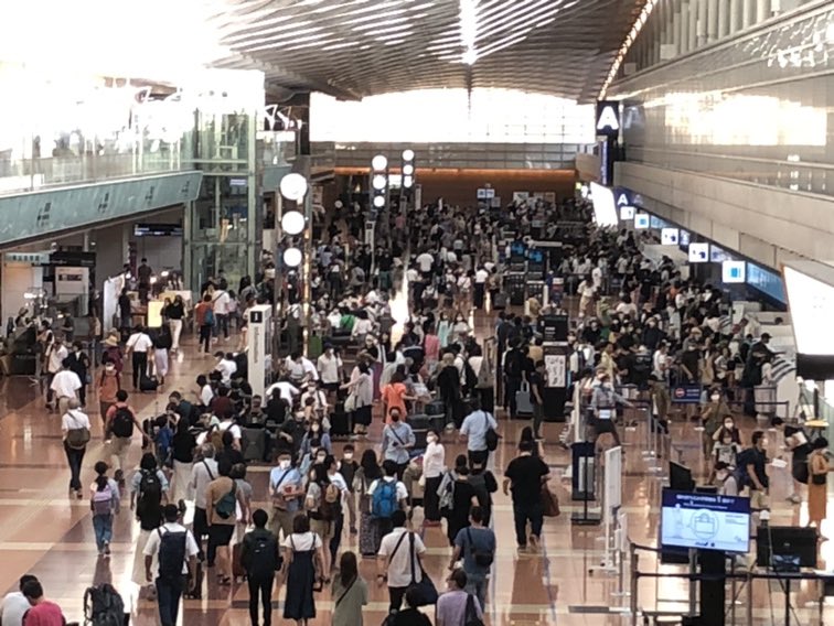 ✈️空港に活気が戻ってきております✈️ 今日から 、 の方も多くいらっしゃると思います💡 Withコロナの で、ご家族、ご友人と楽しいお休みをお過ごしください☀️ あんしんで清潔な環境・サービスでお待ちしております✨ https://t.co/oC2BZH