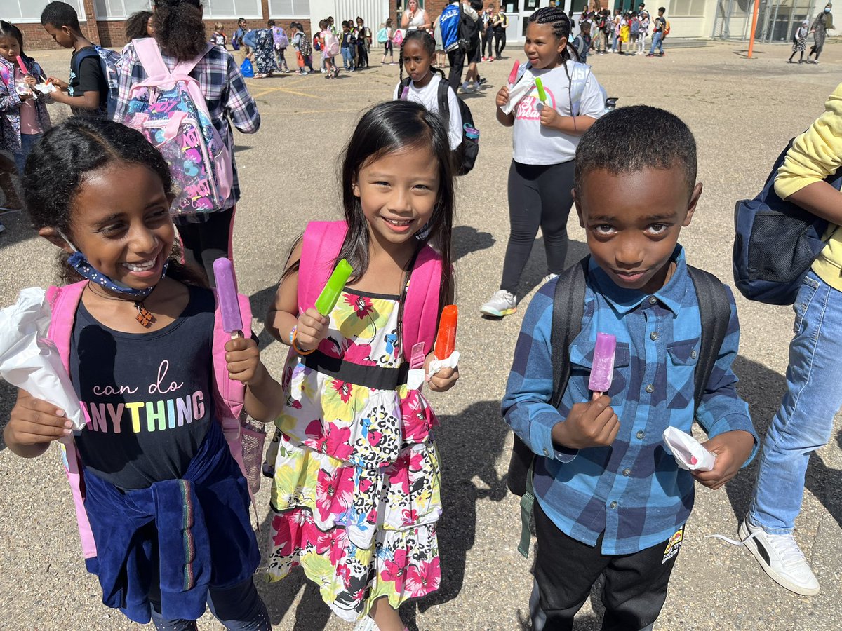 StCatherineECSD's tweet photo. Thank you @1023nowradio for the delicious popsicles on this beautifully hot day today!! ☀️ ☀️☀️

It was a fantastic way to end the first day of school!! 

#freepopsicles #firstdayofschool #blessedandthankful❤️ https://t.co/xfTU1ZNN1E