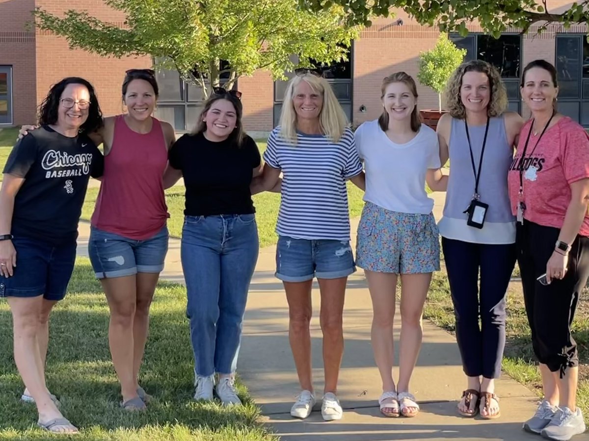 d61reyes's tweet photo. Thanks to our Bulldog staff for joining us tonight! @D61Staubus @d61williams @d61kschultz Mrs. Lilly, Dr. Dwyer & Mrs. Cross (Not pictured @d61blessman) #lacereadstogether @D61Lace https://t.co/iOw1PwgTqw