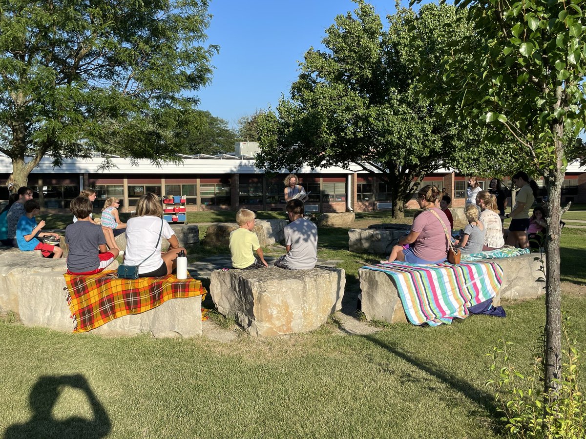 d61reyes's tweet photo. Another fun Books on Blankets tonight! Thanks to Dr. Dwyer, @d61williams and @D61Staubus for reading tonight! @d61lace #lacereadstogether https://t.co/6ODZnD3Y8t