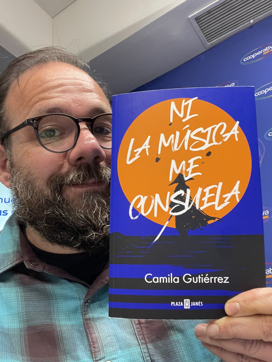 “Ni la música me consuela”. Así se llama el nuevo libro de Camila Gutiérrez y del que nos cuenta esta noche A ÚLTIMA HORA x <a href="/Cooperativa/">Cooperativa</a>. A las 21:40 x la 93.3 FM y en la nueva APP de la #CooperativaContigo disponible para Android y iOS 👇🏼👇🏼👇🏼