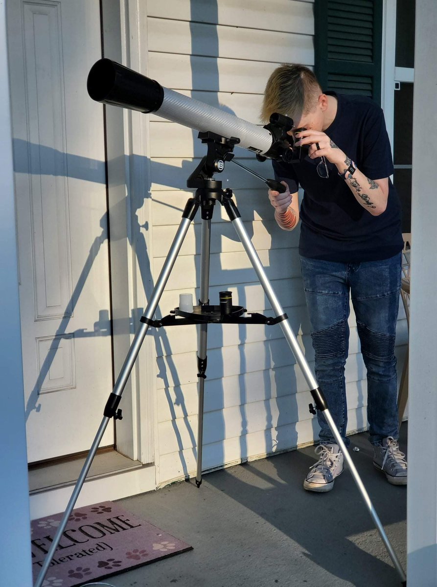 StardewDaddy's tweet photo. I got a telescope! Can't wait to see the syars tonight. Anyone else enjoy star gazing? #nightstuff #stargazing https://t.co/u7FN6GX3ZX