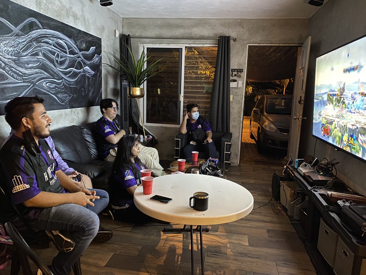 hitboxesports's tweet photo. ¡Retas y pizzas con el equipo! 🍕 🎮 https://t.co/f0ssTgnRkt