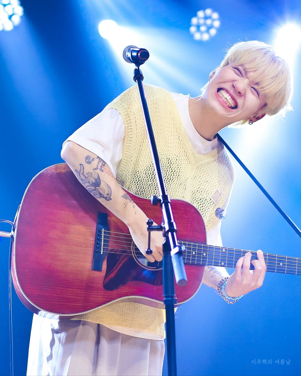 940915_days's tweet photo. 220805 <스페이스브릭 여름방학콘서트 이주혁> 

마음은 이렇게 알다가도 모르지
사랑이라는 건 한순간에 필 테니

숨 참고 Love Dive

#이주혁 #밴드기프트 #기프트 #gift https://t.co/TcQV2uemNr