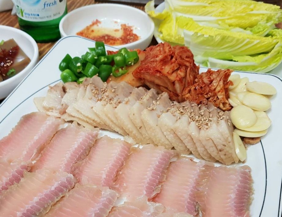 Manchuria7 ヨンウが豚肉と白身魚の刺身を重ねて食べる場面がありました 周囲は唖然としましたが あれは意外といけるかも 塩を溶いたゴマ油をつけたり サムジャンをつけキムチやニンニクを添えサンチュで巻いて食べたら美味しいはず ウ ヨンウ弁護士 Manchuria7 ヨンウが豚肉と白身魚の刺身を重ねて食べる場面がありました 周囲は唖然としましたが あれは意外といけるかも 塩を溶いたゴマ油をつけたり サムジャンをつけキムチやニンニクを添えサンチュで巻いて食べたら美味しいはず ウ ヨンウ弁護士