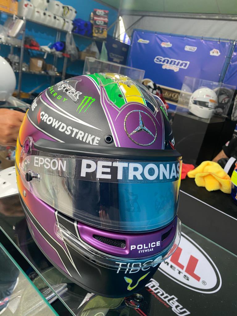55Murilo's tweet image. Boa noite pessoal! Vou disputar o campeonato brasileiro de kart esse ano mas pra poder participar meus pais farão um investimento alto.. por isso, decidi abrir mão do meu capacete do Hamilton e rifar aqui. Vocês participariam?