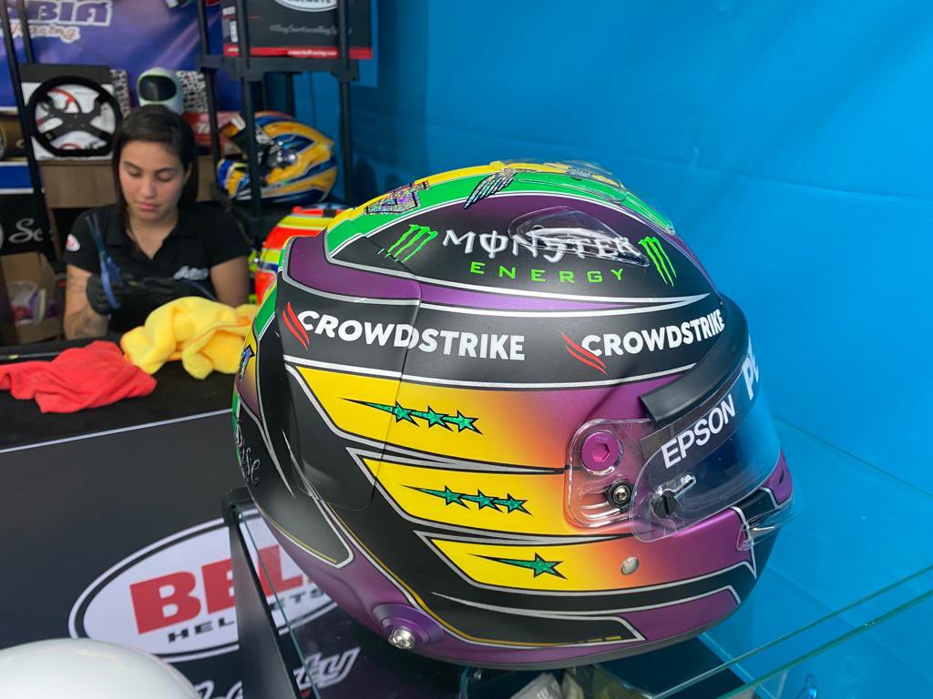 55Murilo's tweet image. Boa noite pessoal! Vou disputar o campeonato brasileiro de kart esse ano mas pra poder participar meus pais farão um investimento alto.. por isso, decidi abrir mão do meu capacete do Hamilton e rifar aqui. Vocês participariam?