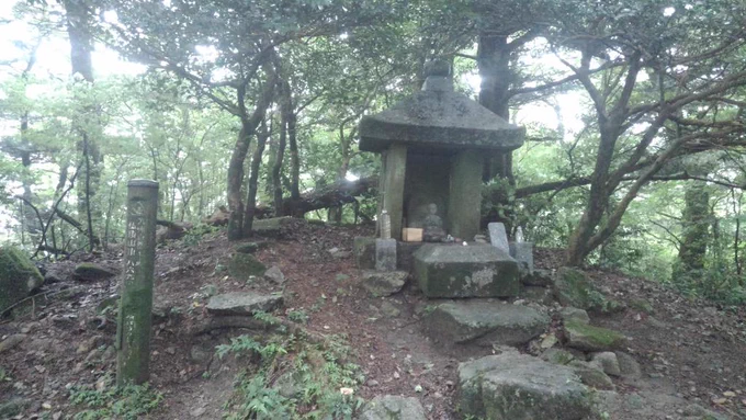 #山の日2022年7月宝満山。三郡山に連なる山塊で、福岡圏で人気の登山スポット。メインのルートは階段を上ってくのだけれども、それを避ける形で南の愛嶽山を登り、仏頂山経由で西側斜面を下る。山頂部がえらい面白い山でした。 