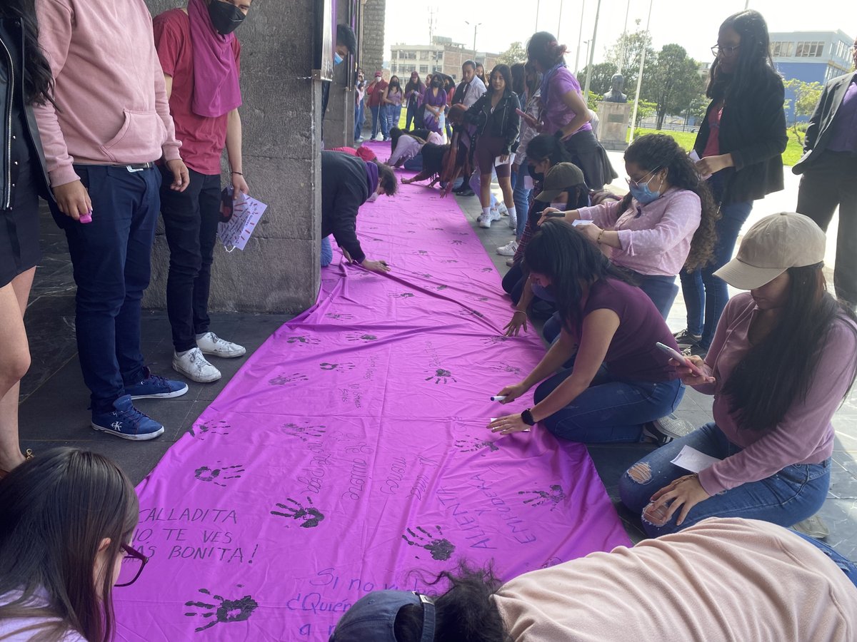 ucefacso's tweet photo. #FacsoDesdeLasAulas @lacentralec 
Hoy, los 7mos. semestres realizaron la activación "Iniciativa Johana" en honor a la compañera Johana Guayguacundo, víctima de femicidio; el objetivo de la actividad es generar conciencia sobre la violencia contra la mujer. @ProfeArtu80 https://t.co/ijGcSy6ocD