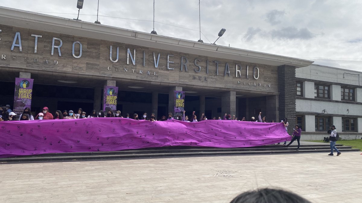 ucefacso's tweet photo. #FacsoDesdeLasAulas @lacentralec 
Hoy, los 7mos. semestres realizaron la activación "Iniciativa Johana" en honor a la compañera Johana Guayguacundo, víctima de femicidio; el objetivo de la actividad es generar conciencia sobre la violencia contra la mujer. @ProfeArtu80 https://t.co/ijGcSy6ocD