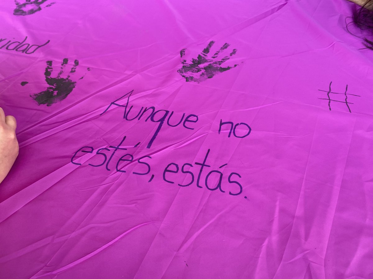 ucefacso's tweet photo. #FacsoDesdeLasAulas @lacentralec 
Hoy, los 7mos. semestres realizaron la activación "Iniciativa Johana" en honor a la compañera Johana Guayguacundo, víctima de femicidio; el objetivo de la actividad es generar conciencia sobre la violencia contra la mujer. @ProfeArtu80 https://t.co/ijGcSy6ocD