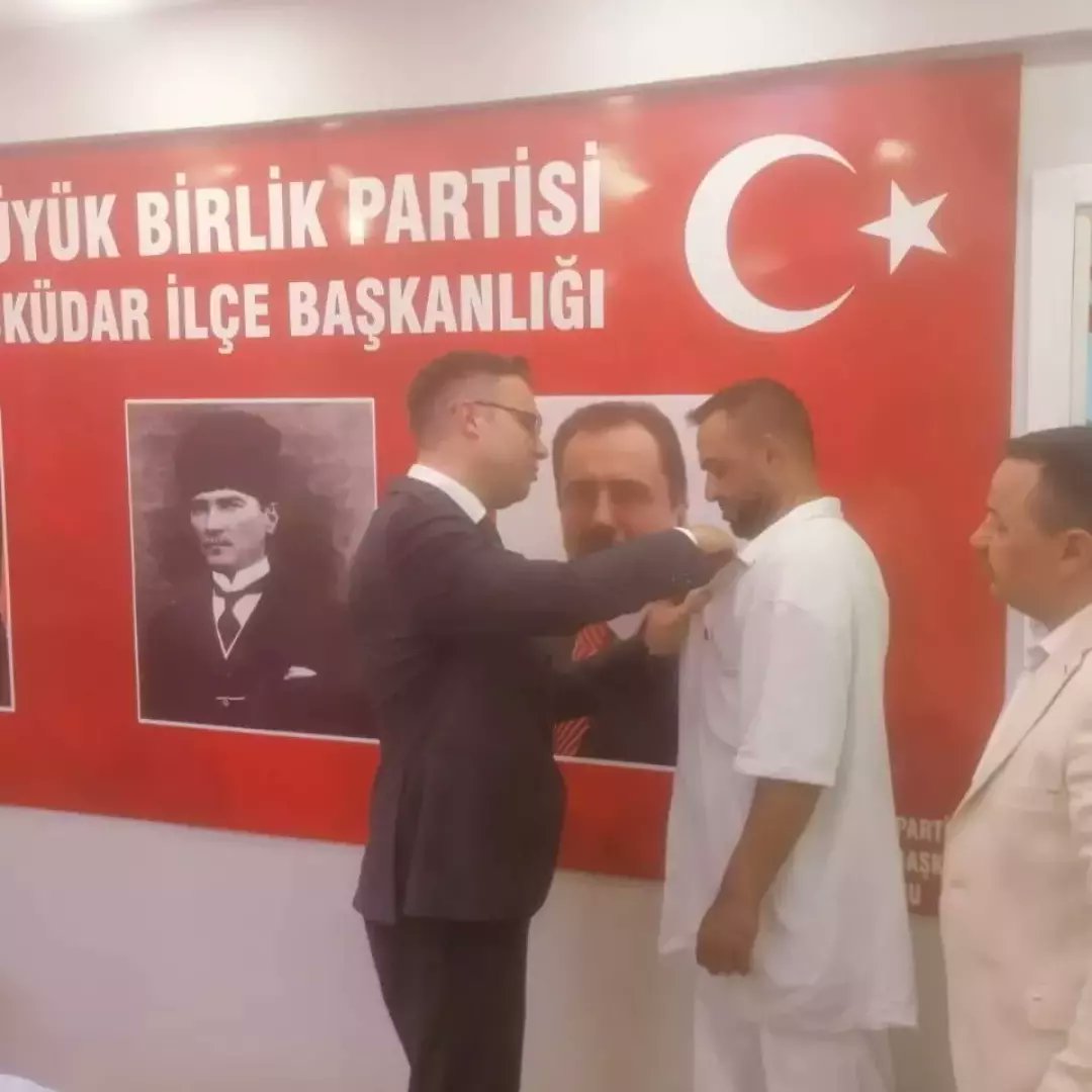 _bbp_uskudar's tweet photo. Aramıza yeni katılan bu davada bende varım diyen kardeşlerimizin rozetlerini  @ctndnc bşk. birlikte taktık. Hepinizi bu birliği kuvvetlendirmeye, Şht liderimiz Muhsin Yazıcıoğlu nun davasını büyük bir şerefle taşımaya davet ediyorum
Artık #ÜsküdardaBirlikVakti 
@AbdullahDmroglu https://t.co/ZDLKlxv6cH