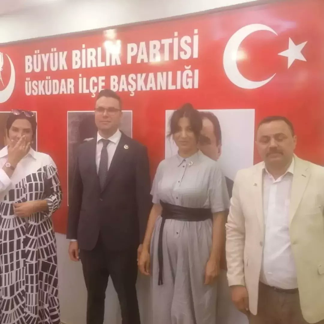 _bbp_uskudar's tweet photo. Aramıza yeni katılan bu davada bende varım diyen kardeşlerimizin rozetlerini  @ctndnc bşk. birlikte taktık. Hepinizi bu birliği kuvvetlendirmeye, Şht liderimiz Muhsin Yazıcıoğlu nun davasını büyük bir şerefle taşımaya davet ediyorum
Artık #ÜsküdardaBirlikVakti 
@AbdullahDmroglu https://t.co/ZDLKlxv6cH