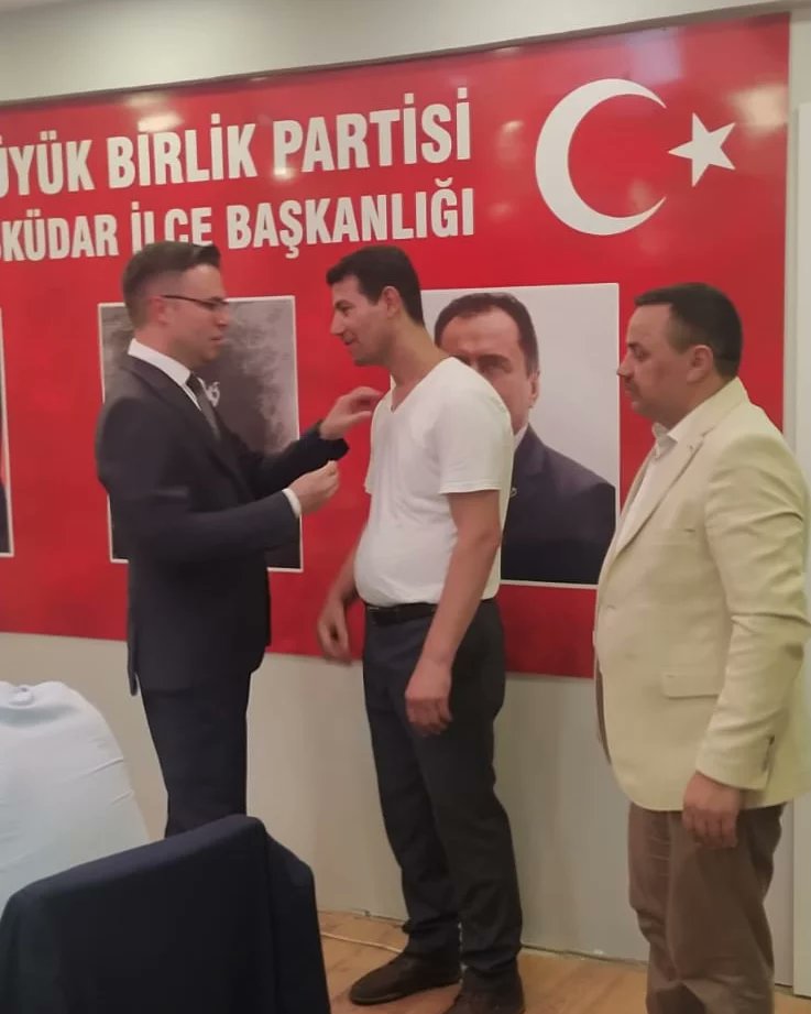 _bbp_uskudar's tweet photo. Aramıza yeni katılan bu davada bende varım diyen kardeşlerimizin rozetlerini  @ctndnc bşk. birlikte taktık. Hepinizi bu birliği kuvvetlendirmeye, Şht liderimiz Muhsin Yazıcıoğlu nun davasını büyük bir şerefle taşımaya davet ediyorum
Artık #ÜsküdardaBirlikVakti 
@AbdullahDmroglu https://t.co/ZDLKlxv6cH
