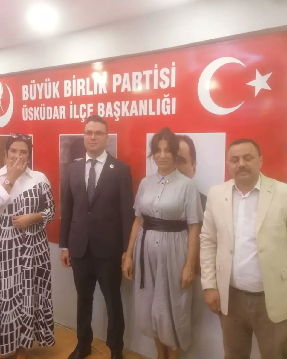 _bbp_uskudar's tweet photo. Aramıza yeni katılan bu davada bende varım diyen kardeşlerimizin rozetlerini  @ctndnc bşk. birlikte taktık. Hepinizi bu birliği kuvvetlendirmeye, Şht liderimiz Muhsin Yazıcıoğlu nun davasını büyük bir şerefle taşımaya davet ediyorum
Artık #ÜsküdardaBirlikVakti 
@AbdullahDmroglu https://t.co/ZDLKlxv6cH