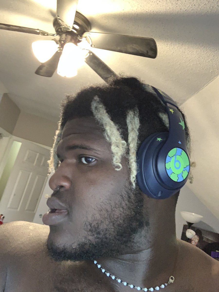 OfficialSubomi's tweet photo. MB @nic_basilio I had a photoshoot with your beats 🪐 https://t.co/lXXmK1qiTJ