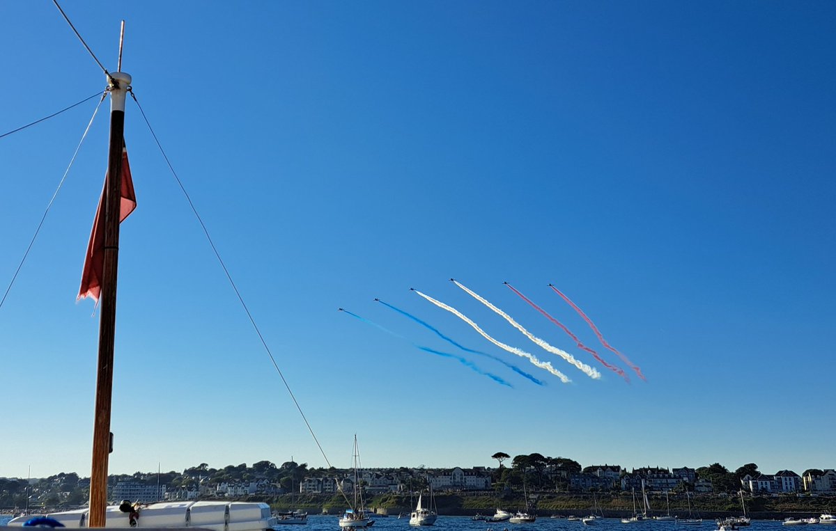 CruisesKernow's tweet photo. Red Arrows 2022 #lovefalmouth #redarrows #lovewhereyoulive #Cornwall https://t.co/8XsNfZcZmW