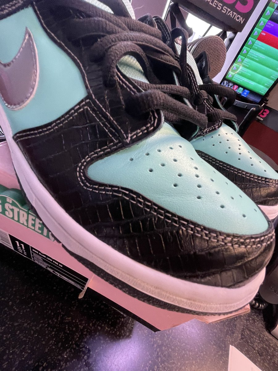 V103Atlanta's tweet photo. Greg Street's #SneakerOfTheDay #NikeSB X #NickyDiamonds #DiamondSupplyCo 2005 Release @NikeSB @NickyDiamonds @DiamondSupplyCo Listen To #TheGregStreetShow 3pm - 7pm 6 O'Clock & 3 O'Clock Too https://t.co/zrhi24XHYR
