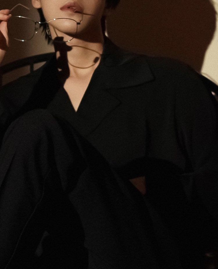 i wave a few bottles..
then i watch them all pop. 
all the girls wanna play baywatch