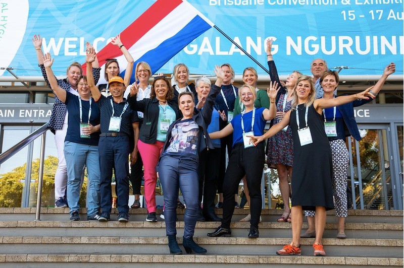 NVMmondzorg's tweet image. Morgen start #ISDH2022 in Dublin. Vanuit Nederland aanwezig? In contact blijven met andere Nederlandse bezoekers (leden/niet-leden)? Meld je na de openingsceremonie bij de Nederlandse delegatie in het Auditorium voor de speciale Dublin WhatsApp groep. Foto ISDH Brisbane 2019