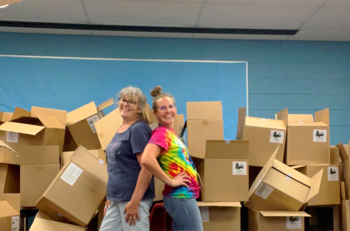 MrsAlliWaller's tweet photo. Who unpacked, organized, and delivered over 600 iPads TODAY?!?!We did!Bonus, walking out with over 14K steps tracked. 💪🏼
#DreamTeam #HillcrestHurricanes #SoarWithD34 #ExploreWithD34 https://t.co/we0ELWYyjV