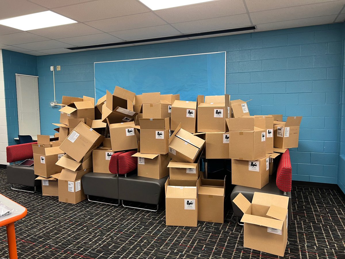MrsAlliWaller's tweet photo. Who unpacked, organized, and delivered over 600 iPads TODAY?!?!We did!Bonus, walking out with over 14K steps tracked. 💪🏼
#DreamTeam #HillcrestHurricanes #SoarWithD34 #ExploreWithD34 https://t.co/we0ELWYyjV